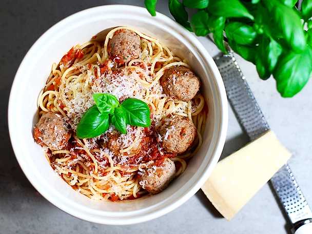 Italienska köttbullar i tomatsås med spaghetti Recept från Köket se