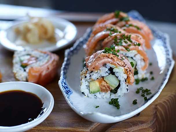 Spicy inside out sushi salmon rolls Recept från Köket se