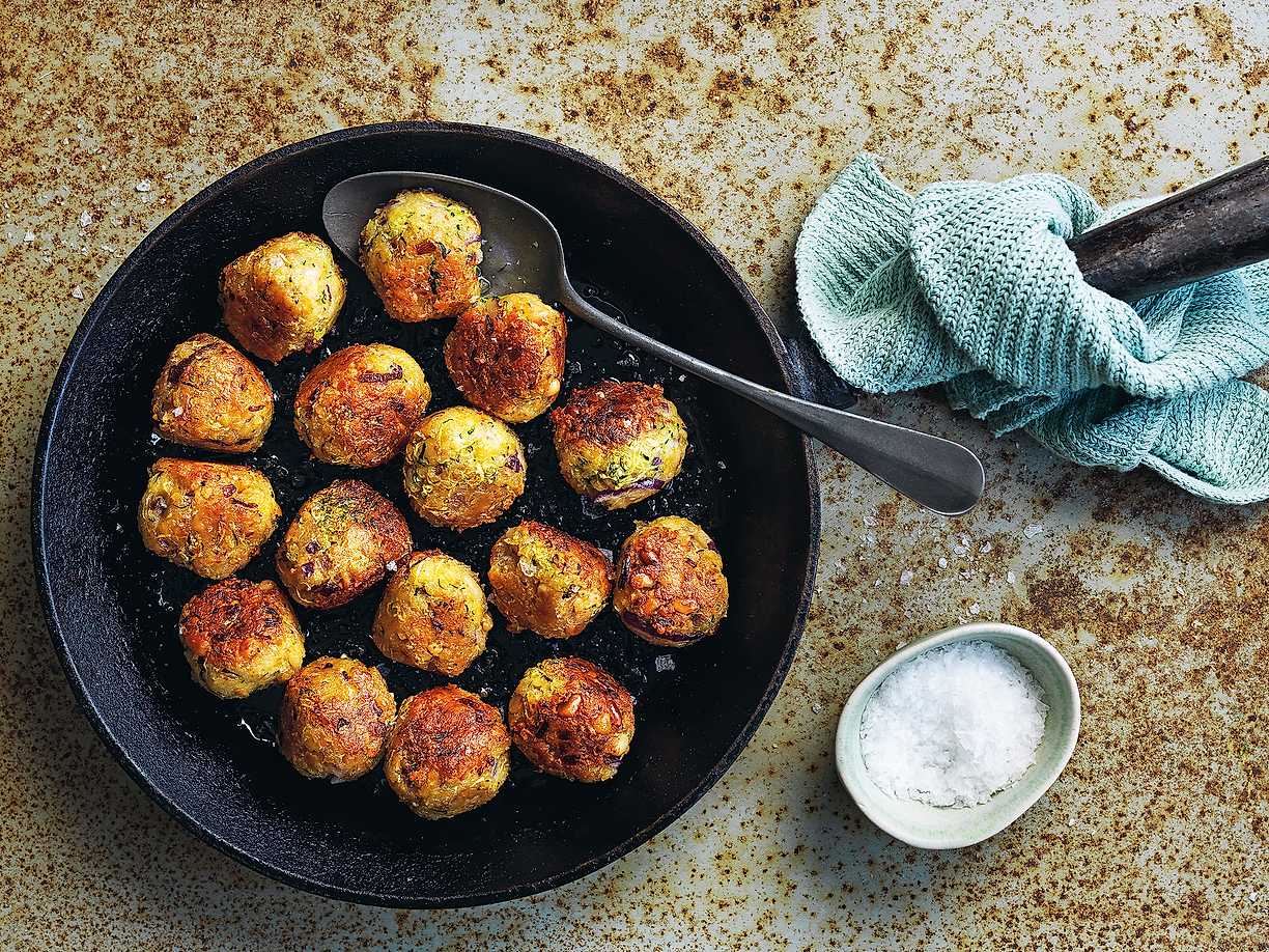 Frasiga vegetariska zucchinibollar med pinjenötter Köket se