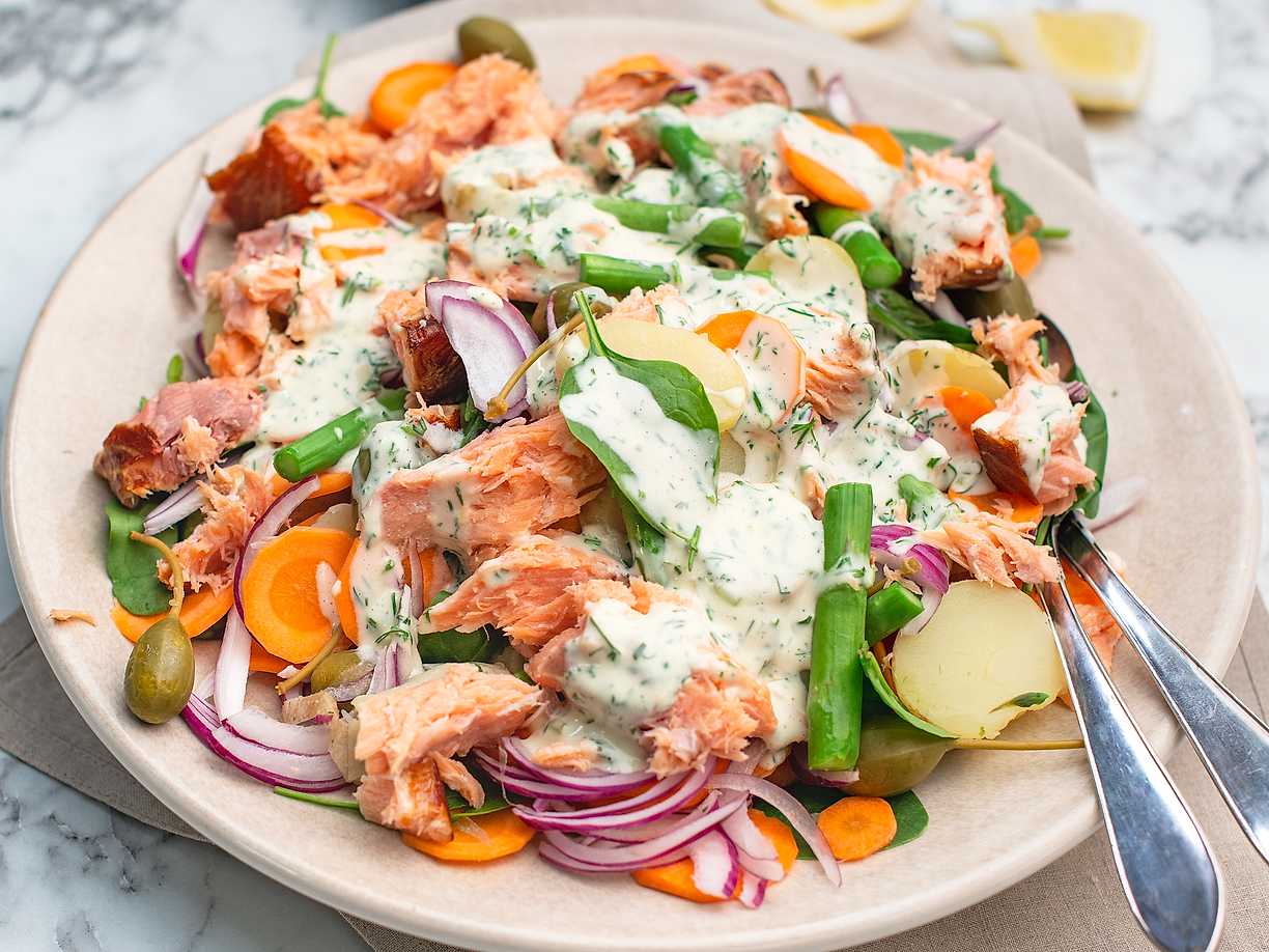 Sallad med varmrökt lax och sparris Köket se