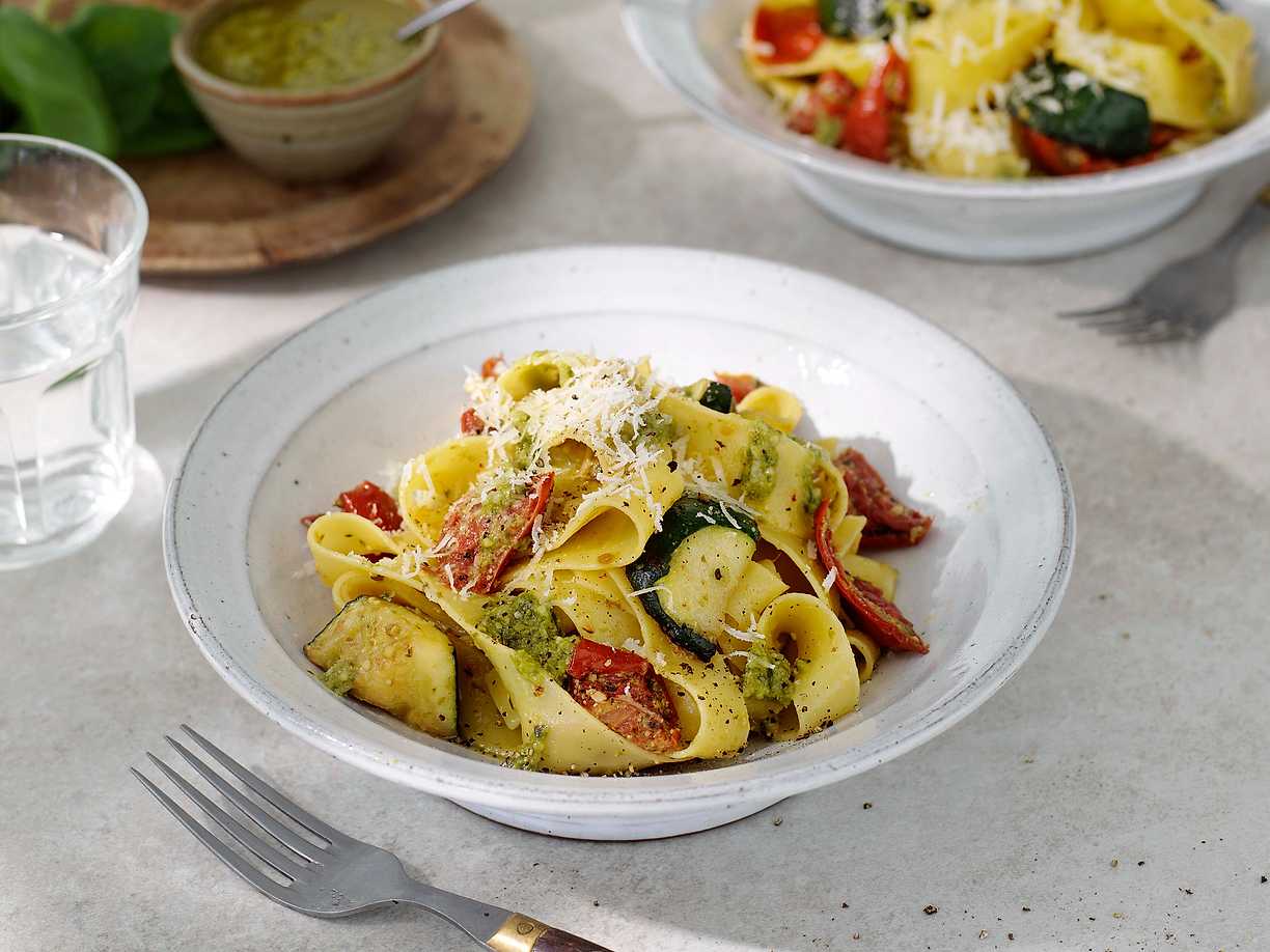 Snabb pasta med pesto och zucchini Köket se