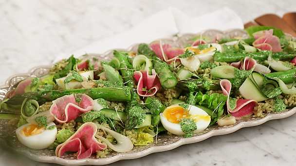 Ljummen Sallad Med Sparris Havreris Och Green Goddess Dressing