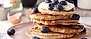 Amerikanska pannkakor med blåbär och sirap