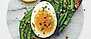 Avokadomacka med löskokt ägg och chiliflakes