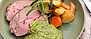Ört- och vitlöksstekt lammstek med krossrostade potatisar och rotfrukter