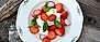 Sallad på jordgubbar med rädisor, ricotta och olivolja