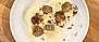 Svampfylld ravioli med tryffelskum och rostade hasselnötter