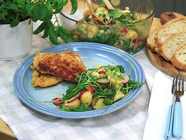 Parmesanpanerad Kyckling Med Italiensk Potatissallad Recept Från Kö 