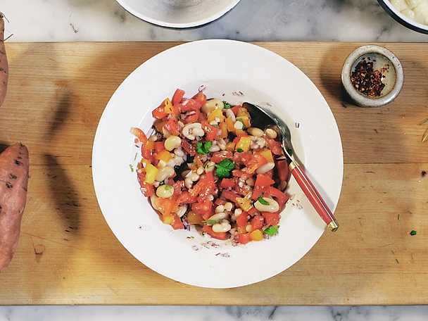 Bönsalsa med koriander och rödlök