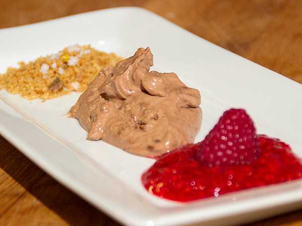 Chokladmousse Med Brownie Och Kolasås