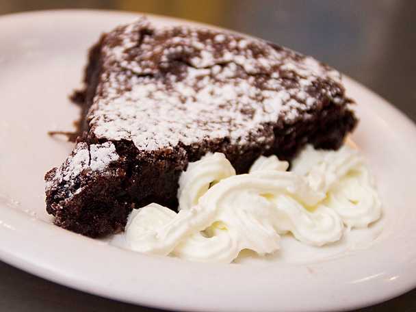Chokladmousse Med Brownie Och Kolasås