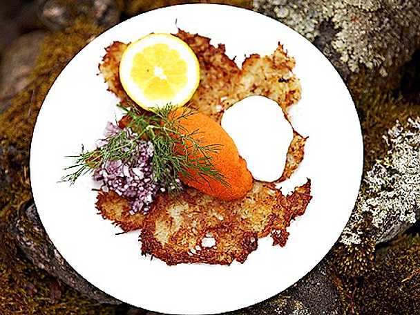 Råraka med löjrom och gräddfil