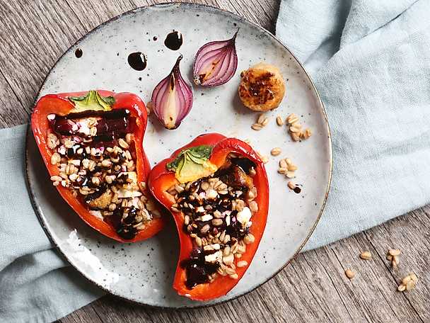 Rökig aubergine och paprikasallad med mynta Recept från