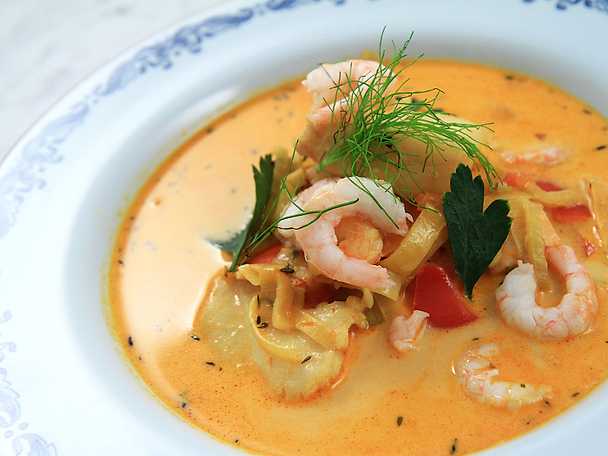Gräddig fisksoppa med räkor och saffran | Recept från Köket.se