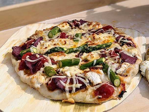 Grillad Pizza Med Vildsvinsskinka Chevre Och Sparris Recept