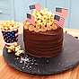 Amerikansk popcorntårta med björnbär, choklad och nougat