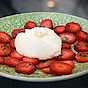 Basilikamarinerade jordgubbar med vit chokladmousse