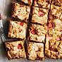 Blondie med jordgubbar och fläderglasyr