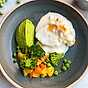 Broccoli och ärtpuré med ångade grönsaker och bakad torsk med äggsås 