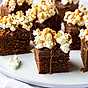 Brownies med chokladglasyr och popcorn