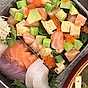Chirashi sushi, fisktartar, avokado och äggula