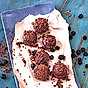 Chokladbollar med torkade blåbär