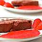 Chokladterrin med spegel av jordgubbsås
