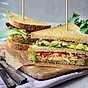 Club sandwich med krispig grillost och currydressing NY