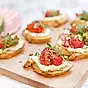 Crostini med getostkräm och jordgubbar