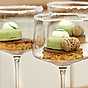 Dessert i glas med pistagebotten, avokadopannacotta och päronmousse