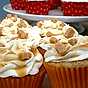 Emelies cupcakes med kola, citronmaräng och körsbär