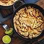 En krämig snabblagad vegansk gryta med blomkål och vegokött som får smak av fräsch lime