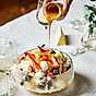 Eton mess med kolasås, kladdkaka och jordgubbar