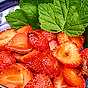 Färska jordgubbar med balsamvinäger och honung