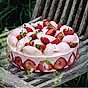 Festlig moussetårta med rabarber och jordgubbar