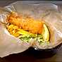 Fish and chips med krispig sallad