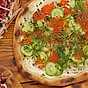 Flatbread med kammusslor, gurka och forellrom