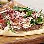 Flatbread med kebab, vitlöksyoghurt och örtsallad