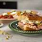 Focaccia med mortadella, färskost och pistagenötter