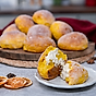 Från Sverige Fyllda saffransbullar med enkel vaniljvisp