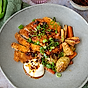 Från Sverige Hot honey kycklingschnitzel med bakade rotfrukter