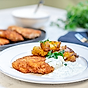 Frasig kyckling med fetaostyoghurt och parmesanpotatis
