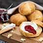 Frasiga scones med clotted cream och sylt
