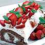 Glassrulltårta med jordgubbar och mynta