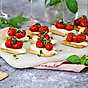 Göteborgs utvalda mozzarellasnittar med bakad tomat och basilikaströssel