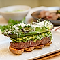 Grillad biff med rostad potatis och zucchini-chimichurri
