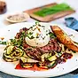 Grillad entrecôte med chiliolja, burrata och zucchini