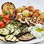 Grillad halloumi och grönsaker med tsatsiki och rostad potatis
