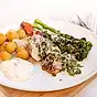 Grillbricka med två såser och kroketter