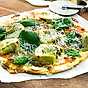 Grön tortillapizza med kronärtskocka och pecorino